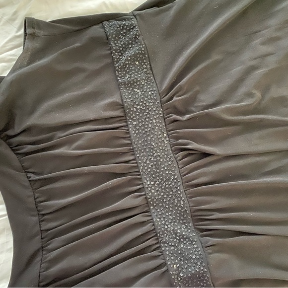 Women’s Plus Size Elegant Black Sleeveless Dress - Picture 2 of 3